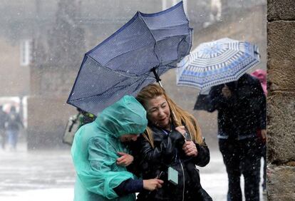 Pluja i el vent, el passat 6 de juny a la plaça de l'Obradoiro.