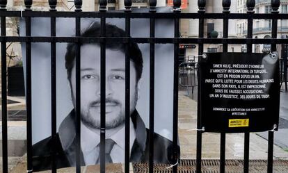 Una pancarta en París exige la liberación del presidente honorario de Amnistía Internacional en Turquía, Taner Kiliç, el pasado septiembre.