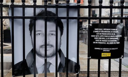 Una pancarta en París exige la liberación del presidente honorario de Amnistía Internacional en Turquía, Taner Kiliç, el pasado septiembre.