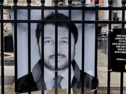 Una pancarta en París con la imagen de Taner Kiliç.