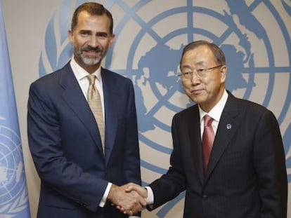 El rey Felipe saluda a Ban Ki-moon en la ONU.