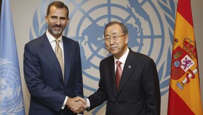 El rey Felipe saluda a Ban Ki-moon en la ONU.