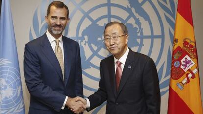 El rey Felipe saluda a Ban Ki-moon en la ONU.