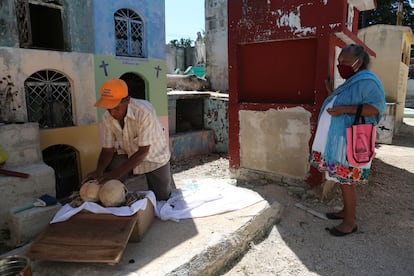 A 70 kilmetros de la capital del Estado de Campeche, en el municipio de Hecelchakn,  se encuentra ubicada la villa de Pomuch. A?o con a?o las familias de esta localidad acuden al cementerio para realizar un ritual conocido como la "limpieza de los santos restos". En la imagen, Benancio Tuz Chi, sepulturero en el cementerio de Pomuch, coloca dos crneos en una caja que ser depositada en un osario, el 23 de octubre de 2022. 