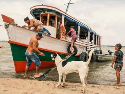 La familia Silvia Martínez solía vivir en el pueblo y tener el barco a orillas del río: con la sequía, el barco ha quedado a 30 metros del agua. Ahora viven directamente en él.