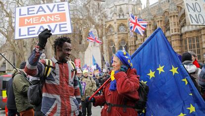 Un activista en favor del brexit mira a una manifestante contraria a la salida de Reino Unido de la UE, este martes en Londres. 
