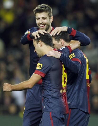 Piqué felicita a Xavi y Messi.