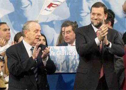 Rajoy, junto a Manuel Fraga, durante la convención que los populares gallegos han celebrado en Santiago.