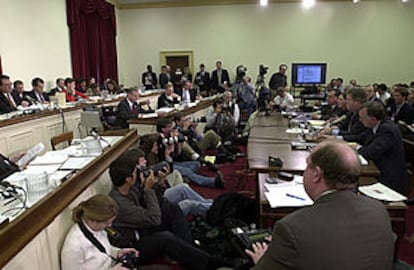 Empleados de Arthur Andersen testifican ante la comisión de investigación parlamentaria de EE UU por la destrucción de documentos en la auditoría de las cuentas de Enron.