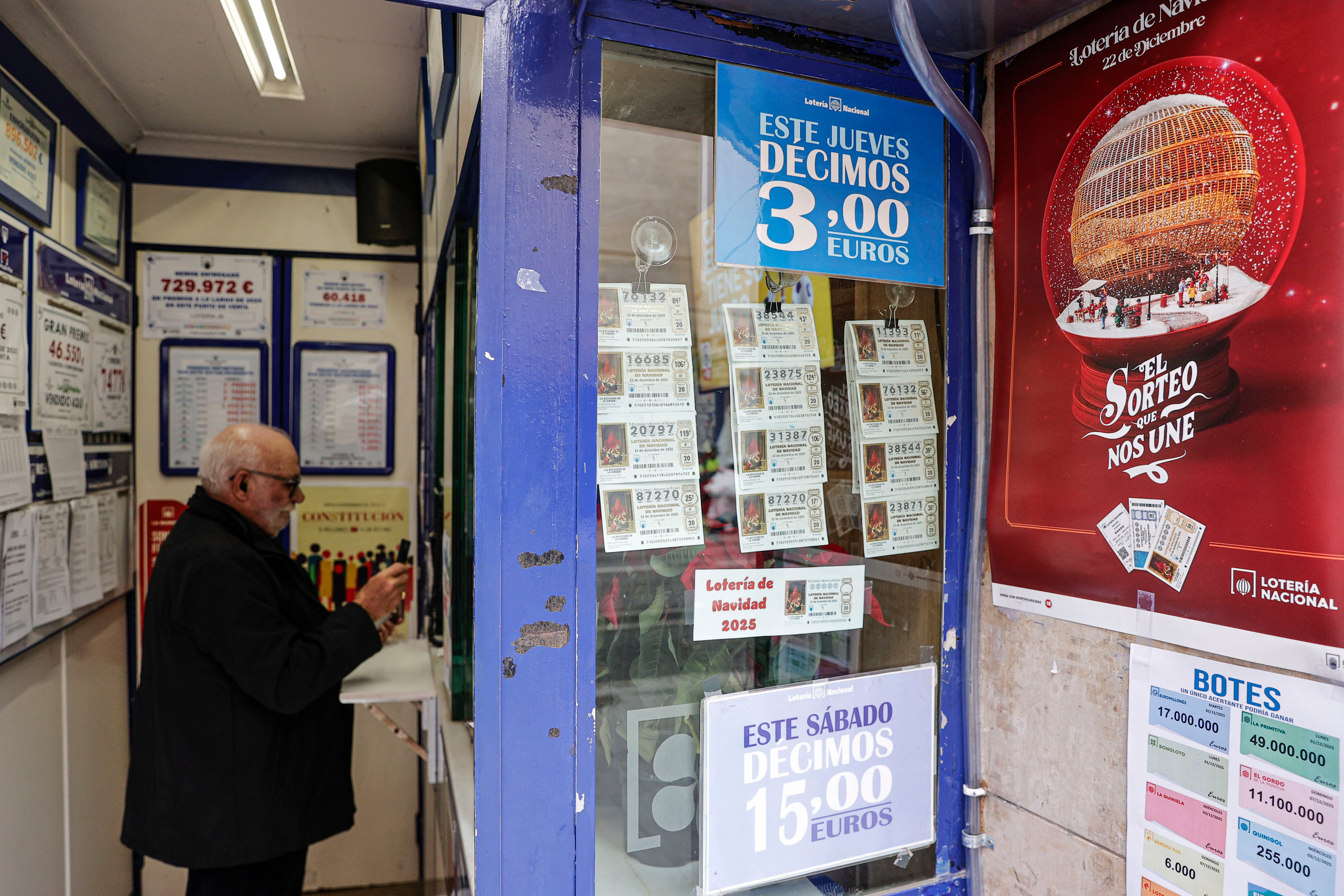 Una persona compra lotería en un establecimiento en Valencia en una imagen de archivo