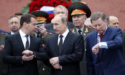 En la imagen, el presidente ruso y el primer ministro, junto al jefe de gabinete de la Administración Presidencial, Sergei Ivanov (a la derecha), asisten a una ceremonia de colocación de coronas en la Tumba del Soldado Desconocido en los muros del Kremlin en Moscú, el 22 de junio de 2013.