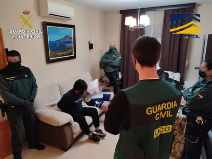 Agentes de la Guardia Civil custodian a dos de los detenidos en la Operación Razmennik-Vanilla Sky contra una supuesta estructura que financiaba a grupos criminales, en una imagen facilitada por el Ministerio del Interior.