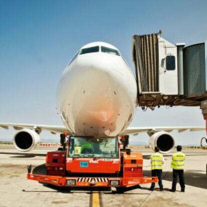 Un Airbus 330 empujado es empujado por el 'push back' que le situará en la zona de rodadura de pista