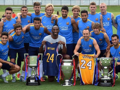 Kobe Bryant y Andrés Iniesta, rodeados por la plantilla del FC Barcelona en Los Ángeles, el 20 de julio de 2015.