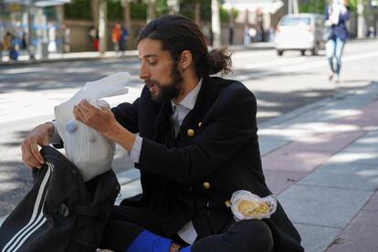 Francisco, que hasta hace poco vendía entradas del palacio Real, guarda la comida en su mochila.