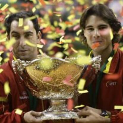 Los integrantes del equipo español junto con su capitán Albert Costa