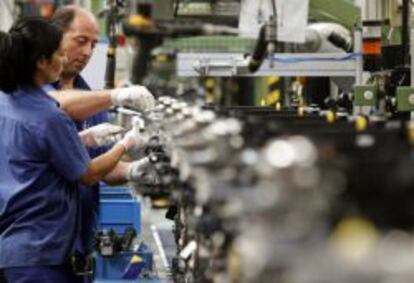 Dos operarios trabajan en la factoría de Ford Almussafes en Valencia.