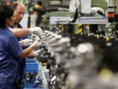 Dos operarios trabajan en la factoría de Ford Almussafes en Valencia.