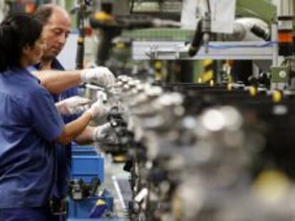 Unos operarios trabaja en la factor&iacute;a Ford de Almussafes (Valencia). EFE/Archivo