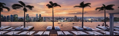 A 57 pisos de altura y con las vistas más impresionantes de Singapur, esta es la piscina infinita más grande del mundo situada en una azotea. Un lugar para nadar entre las nubes o relajarse bajo una palmera con la sensación de estar con el mundo a los pies. 