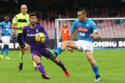 Benassi presiona a Hamsik.