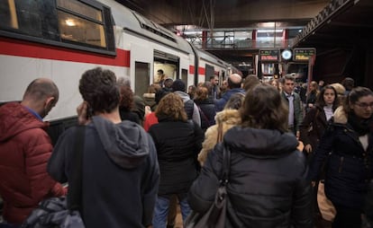 Imagen de archivo de pasajeros subiendo a un tren de Cercanías Madrid. 