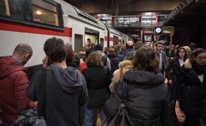 Imagen de archivo de pasajeros subiendo a un tren de Cercanías Madrid.