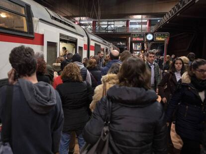 Imagen de archivo de pasajeros subiendo a un tren de Cercanías Madrid. 