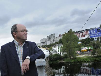 Francisco Fernández Liñares, junto al río Miño en Lugo.