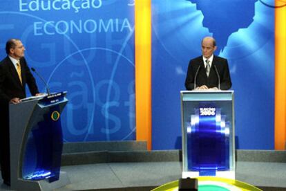 El presidente de Brasil, Lula da Silva (derecha), y el candidato Geraldo Alckmin (izquierda) ayer durante un debate televisivo.