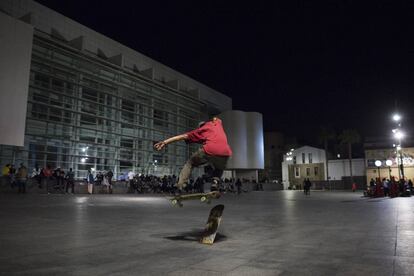 Un 'skater' en la plaza del Macba este martes por la noche.