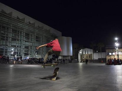 Un 'skater' en la plaza del Macba este martes por la noche.