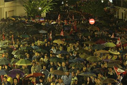 La manifestación de anoche en las calles de Elda transcurrió bajo la lluvia.