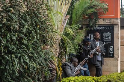 Fuerzas de seguridad kenianas, este martes en el lugar del ataque.