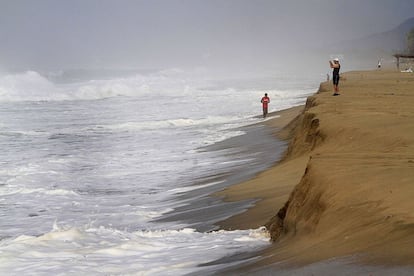 Oleaje en una playa de Acapulco poco antes de que el huracán Patricia tocara tierra en la costa del Pacífico mexicana.