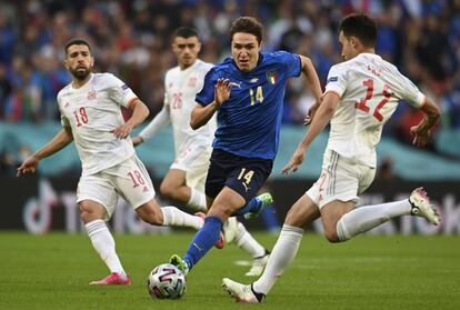 Federico Chiesa corre hacia Eric García durante una posesión de la Roja.