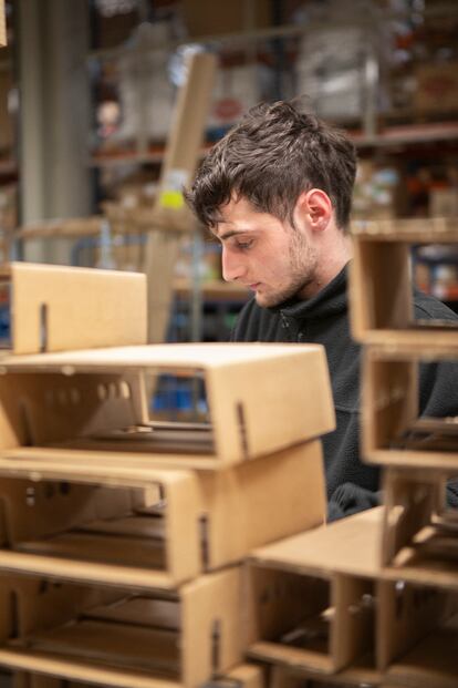 Un empleado en la fábrica de Marset.