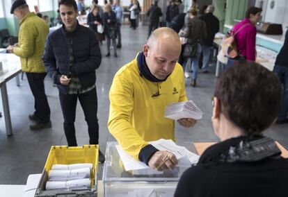 Un empleado de Correos entrega los votos enviados por correo, en un colegio de Valencia.