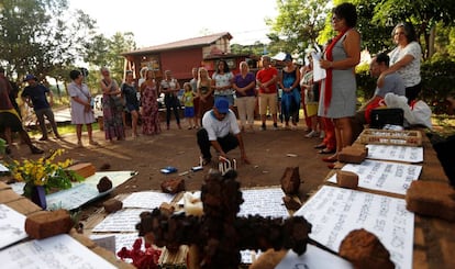 Moradores de Brumadinho realizam homenagem às vítimas.