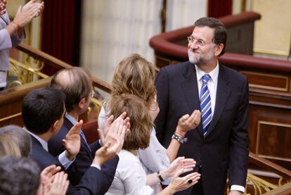 El presidente del PP, Mariano Rajoy, recibe los aplausos de los diputados de su partido tras su intervención en la sesión de tarde del debate sobre el estado de la nación.