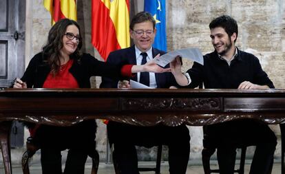 El presidente de la Generalitat, Ximo Puig, la vicepresidenta del Consell, Mónica Oltra, y el líder de Podem, Antonio Estañ, en la firma el pasado octubre del proyecto de Presupuestos para 2019. 