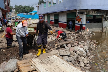 ESTADO DE MÉXICO 18/09/2024
Vecinos de Ecatepec realizan labores de limpieza debido a que el lodo invadió sus casas luego de las intensas lluvias del fin de semana.