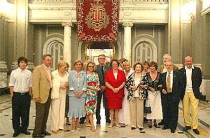 Los homenajeados de la Mostra, ayer en el Ayuntamiento de Valencia con la alcaldesa y el director del festival.