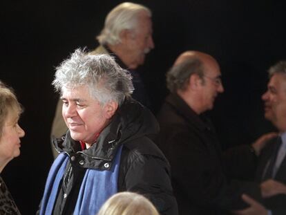 María Jesús Manrique, la viuda de Berlanga, saluda a Pedro Almodóvar. Detrás, a la derecha, su hijo José Luis charla con Eusebio Lázaro.