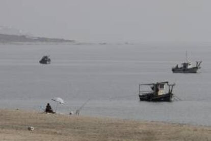 Unos pesqueros de La Línea de la Concepción (Cádiz) faenan tras retomar su actividad en los últimos días en uno de los caladeros de la zona de Levante que el Gobierno ha habilitado de forma "provisional" para los afectados por el conflicto con Gibraltar.