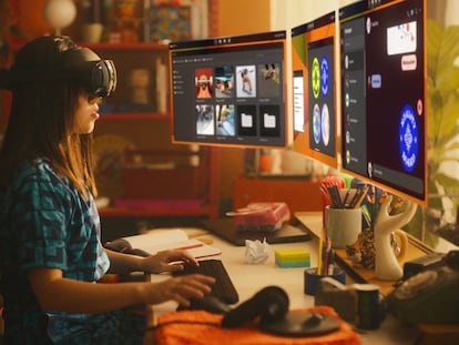 Una mujer trabaja con pantallas virtuales usando unas gafas Meta Quest Pro, que permiten integrar objetos digitales en el entorno físico.