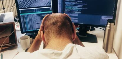 Imagen dramatizada de un programador informático frustrado.