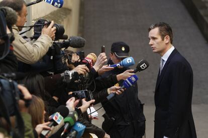 Iñaki Urdangarin responde a los periodistas antes de entrar los juzgados de Palma de Mallorca, el 25 de febrero de 2012.
