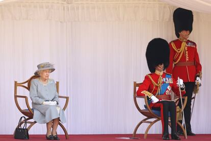 El duque de Kent, a la derecha de Isabel II en la imagen, tiene uno de los perfiles más discretos de la familia real. Ya ejerció de acompañante de la monarca en el Trooping the Colour de 2013. Está casado con Katharine Worsley, y a ella se la conoce como la “más aislada de la realeza”.