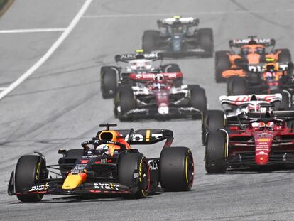 Max Verstappen, seguido de Charles Leclerc y Carlos Sainz durante la clasificación al sprint en el Red Bull Ring del GP de Austria, este sábado.